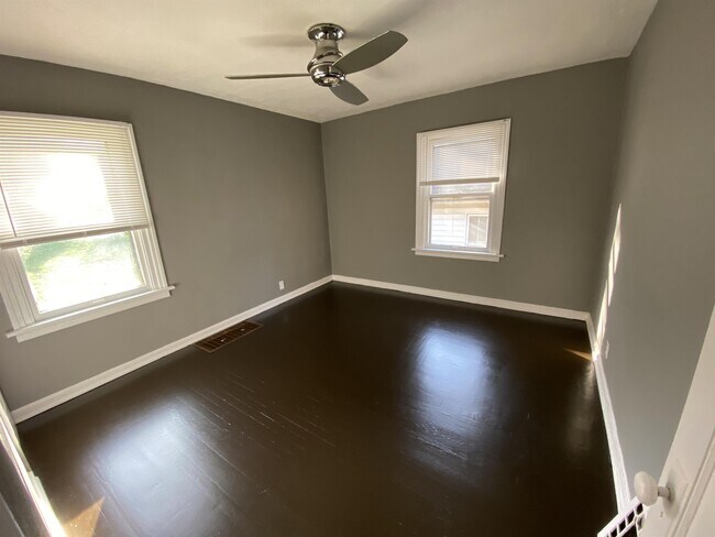Building Photo - 9960 Valley Dr