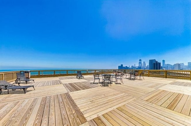 Sundeck - 2000 N Lincoln Park W