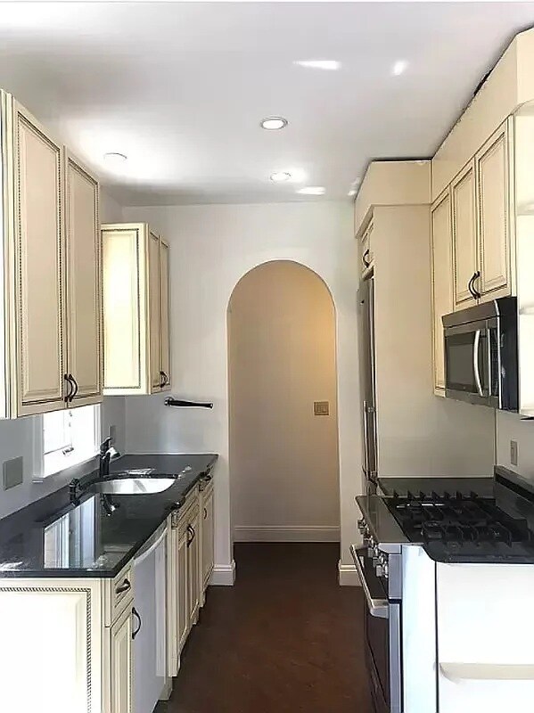 Foto del edificio - 230 Corbin Pl
