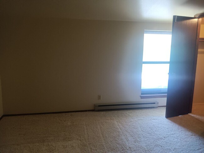 Building Photo - 2 Bedroom 1.5 bathroom condo
