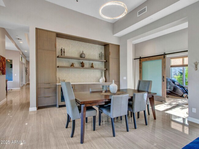 Foto del edificio - 6031 E Paradise Dr