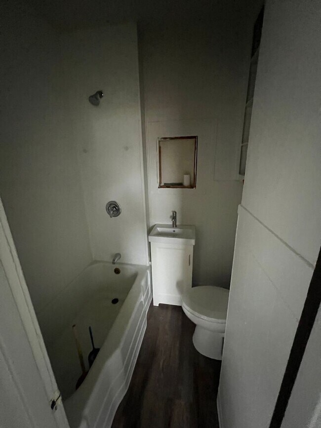 Building Photo - 3 Bedroom Single Family