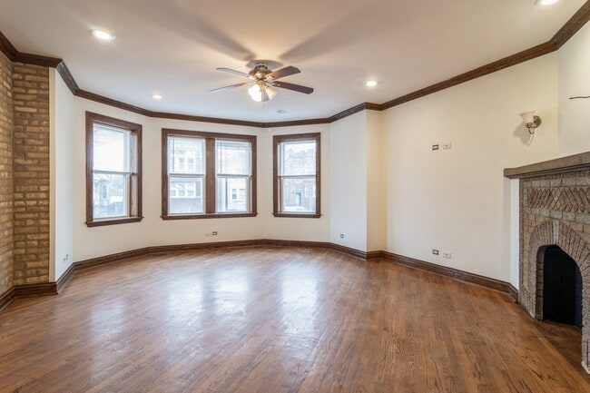 Building Photo - 4242 W Wrightwood Ave