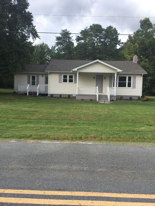Foto principal - 3 Bedroom 2 bath - Gold Hill, NC Area
