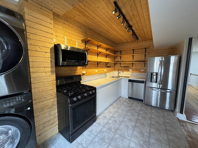 Foto del edificio - 5816 W Higgins Ave