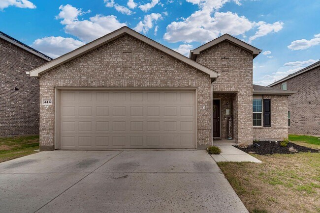 Building Photo - Beautifully Crafted 3 bedroom 2 bath in Fort Worth, TX.