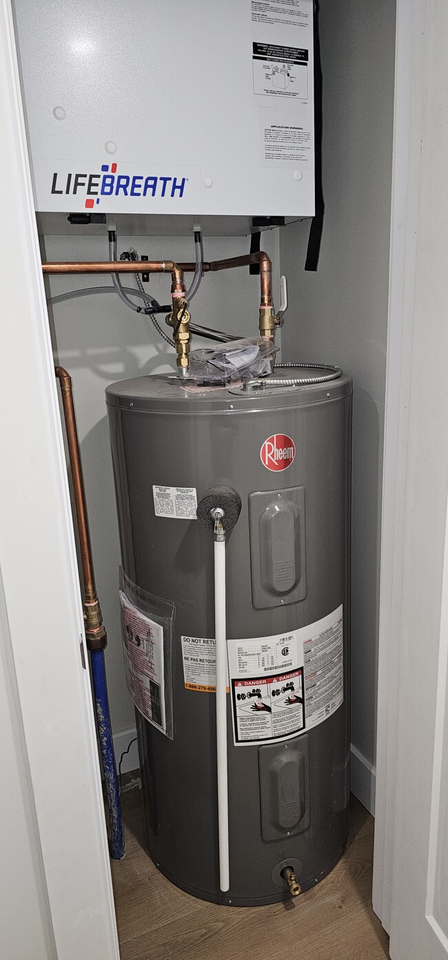 Building Photo - 877 Marion Av