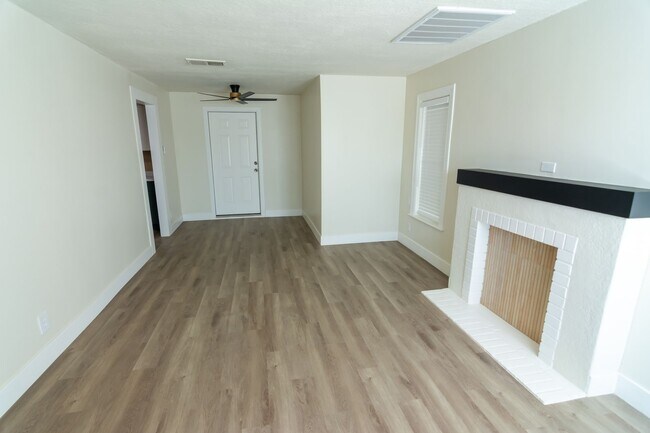 Foto del edificio - GORGEOUSLY REMODELED 3 BEDROOM 2 BATHROOM ...