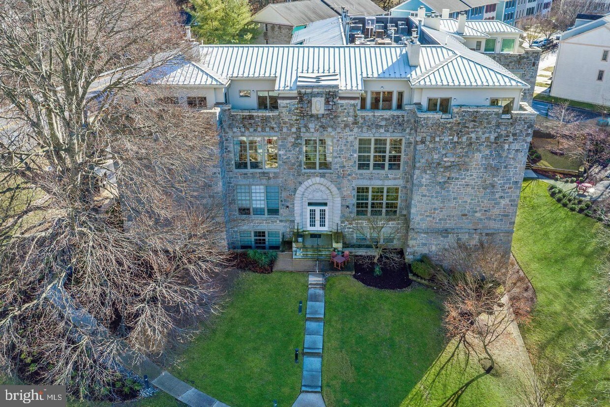 Primary Photo - 3700 College Ave