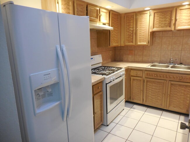 Building Photo - 3110 Isla Marino St