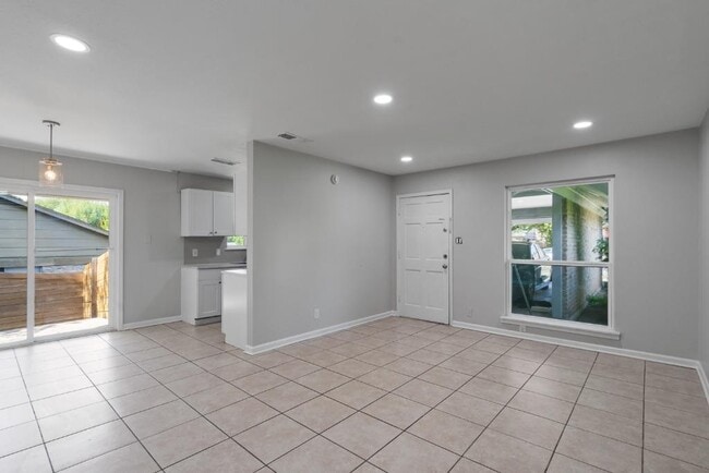 Building Photo - 1407 Avebury Cir