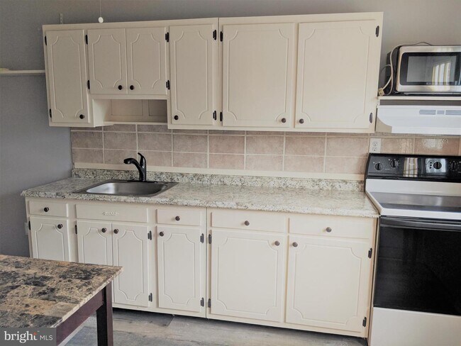 Building Photo - 8 Terron Ct