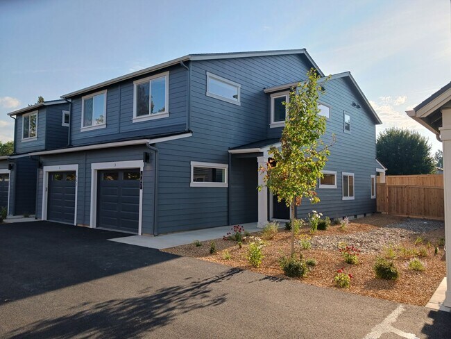Foto del edificio - Brand New 3 bedroom, 2 bath Townhouse