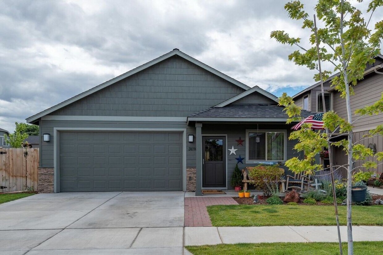 Foto principal - NW Redmond, Corner Lot 3 Bdrm House, 2 Bat...