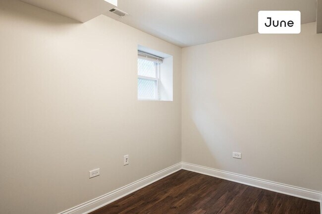 Building Photo - Full bedroom in 3 bed/2 bath Home