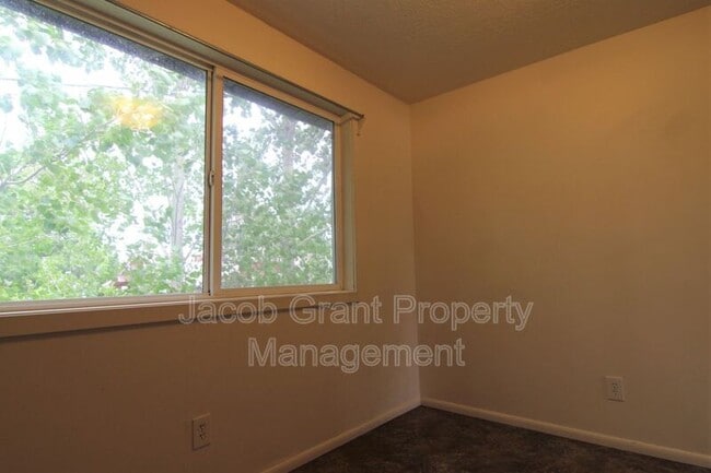 Building Photo - 121 S 2nd W