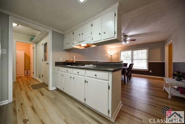 Building Photo - 245 University Dr