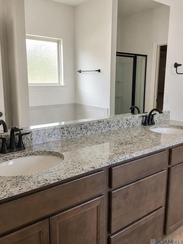 Foto del edificio - 23667 Sweetbriar Ct