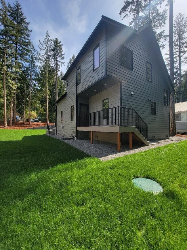 Foto del edificio - New Construction, Custom Chalet-style Home In Yelm. 3 bedrooms, 2 1/2 baths.
