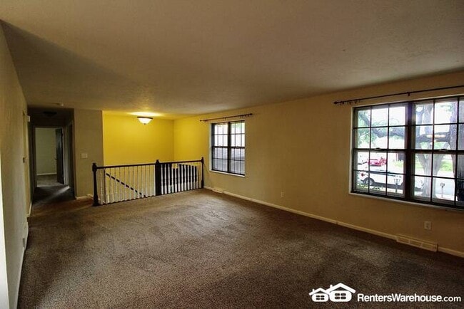 Building Photo - AVAILABLE NOW - Excellent 4BD/2BA w/ Garage, Fireplace, and Large Fenced Yard