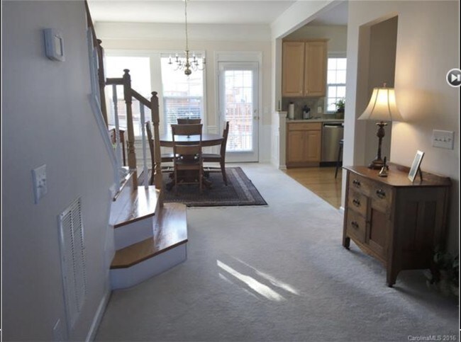Building Photo - 14713 Ballantyne Village Way