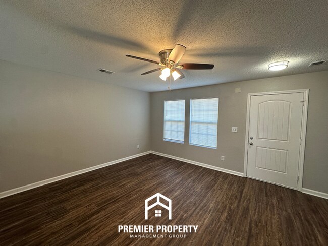Foto del edificio - Spacious 3BR Cordova Home with Hardwood Floors, Garage & Fenced Yard