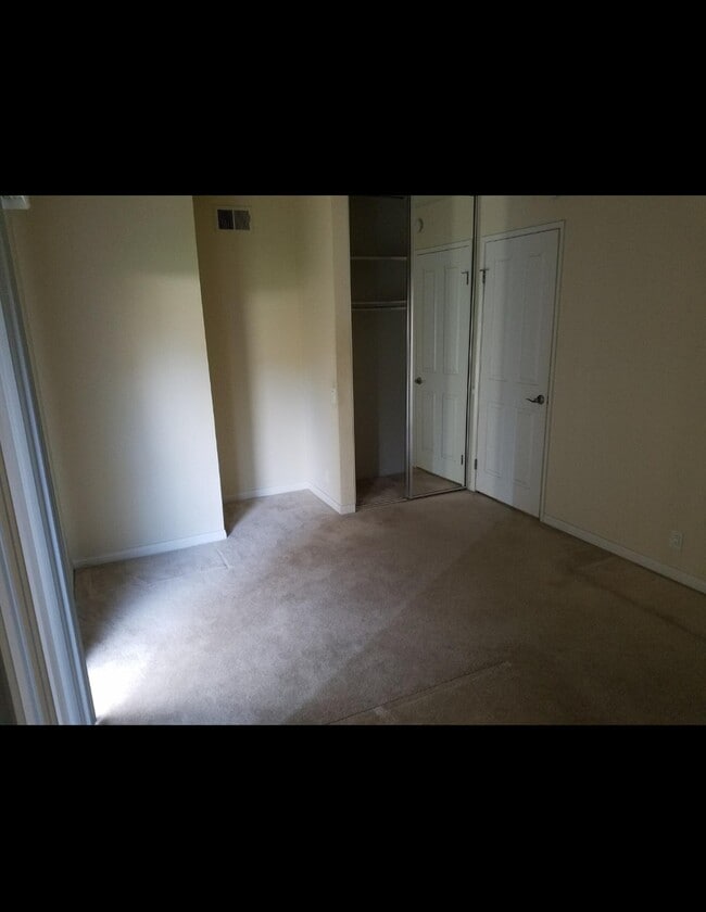 Building Photo - 2010 E Wellington Ave