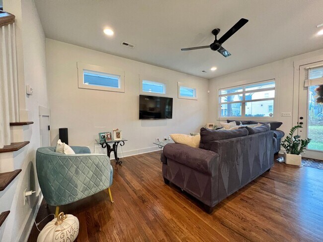 Foto del edificio - End Unit 3 Bed, 2.5 Bath Townhome w/ 2 Car...