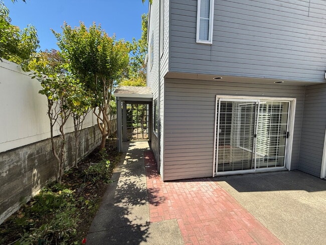 Building Photo - Beautiful 3 Bed/2.5 Bath Townhome
