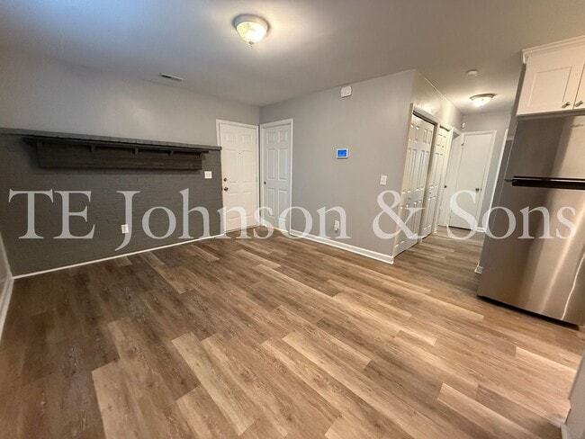 Foto del edificio - Modern Comfort with a Fenced Yard in Winston-Salem