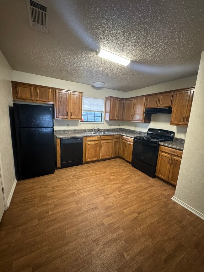 Building Photo - Classic Oaks Apartments