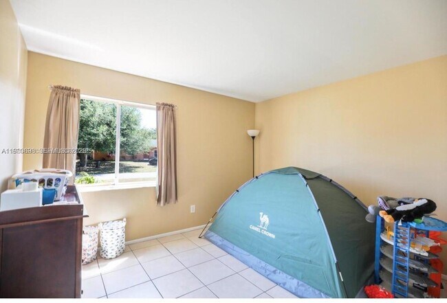 Foto del edificio - 250 SW Homeland Rd