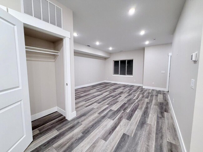Foto del edificio - 7212 Shaver Dr