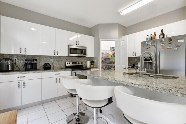 Foto del edificio - 5620 NW 113th Pl