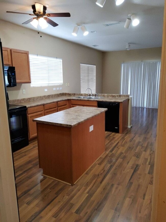Building Photo - 4 Bedroom + Loft