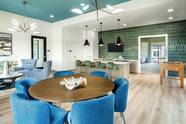 Building Photo - Alon