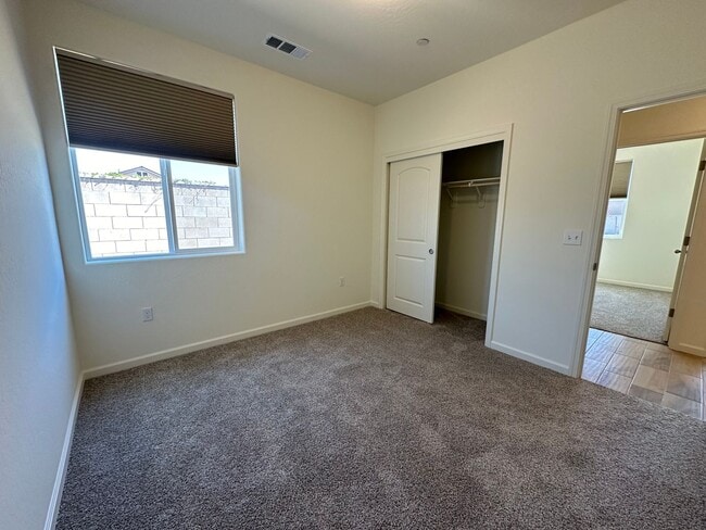 Building Photo - Newly built SE Visalia located in Vista De...