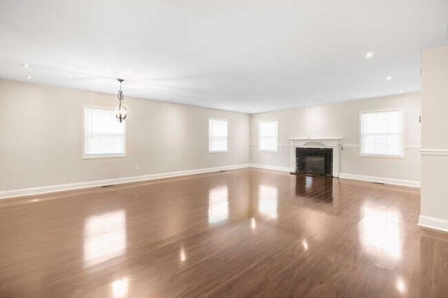 Foto del edificio - Beautiful 4 BR/2 BA Single-Family Home in ...