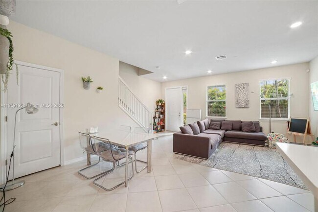 Building Photo - 3 bedroom in Hollywood FL 33021