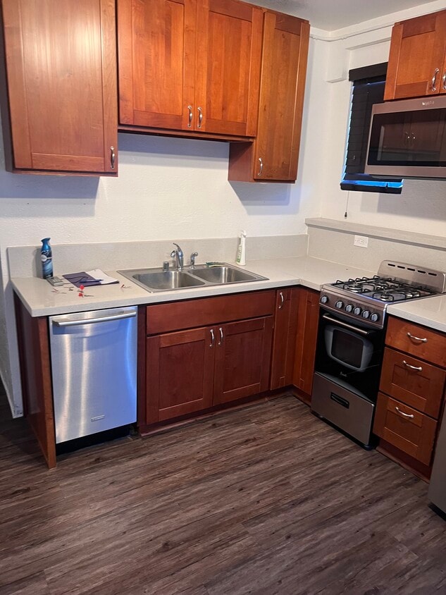 Kitchen with dishwasher, microwave, oven, fridge with ice maker - 708 Fruitvale Ave