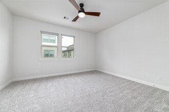 Building Photo - 12019 Royal Oaks Run Dr