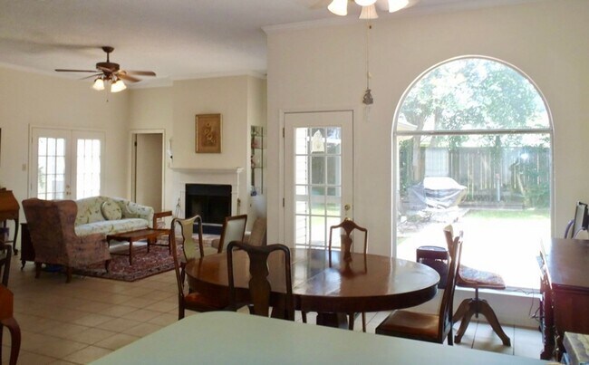 Foto del edificio - 3BR/2Bath House 2min from I-12 off Millerville in Quiet Neighborhood!