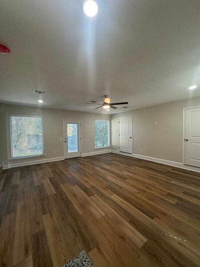 Foto del edificio - Newly remodeled 4/2 in the Eastgate Commun...