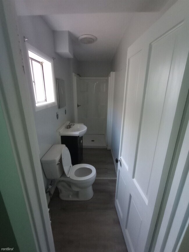 Building Photo - 3 br, 1 bath House - 423 Burton Avenue