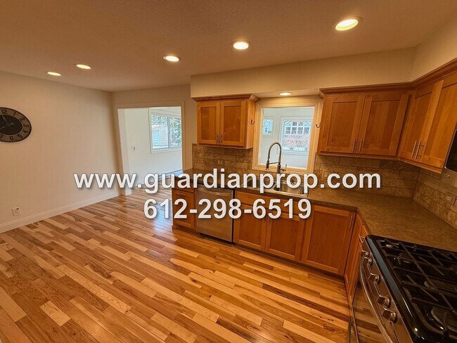 Building Photo - Roseville House in Secluded Midland Hills Available September 1, Updated Kitchen, Large Primary S...