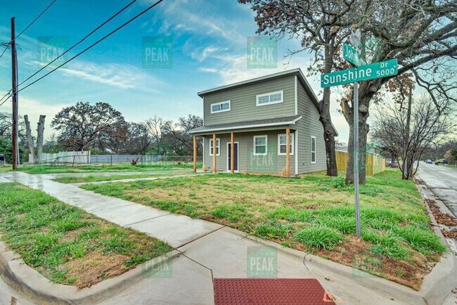 Building Photo - $1515! Beautiful Corner lot home in Fort Worth! Available 5/16!