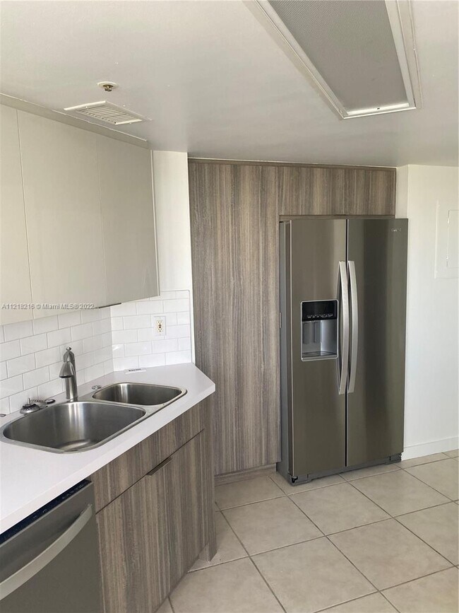 Building Photo - 5880  Collins Ave  807 Miami Beach Fl 33140