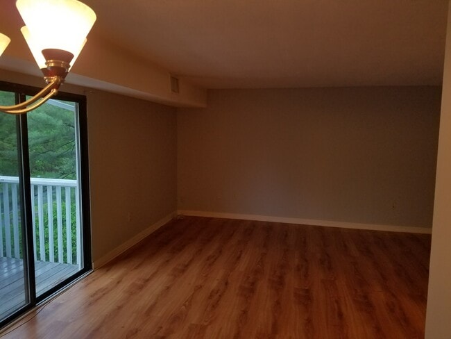 Building Photo - 17 Brookwood Dr