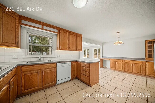 Building Photo - 221 Bel Air Dr
