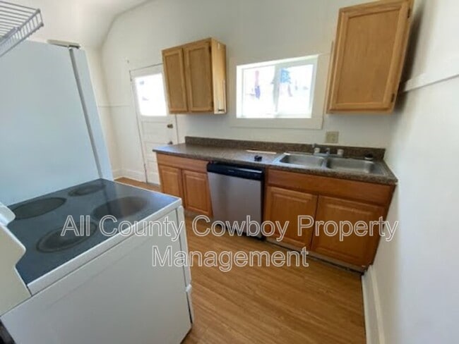 Building Photo - 814 E Garfield St